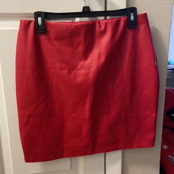 Vegan leather skirt with tags attached - Picture 2 of 3